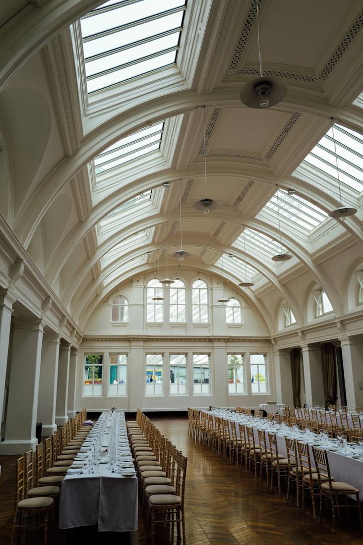 Elegant eingedeckte Eventlocation mit langen Tischen