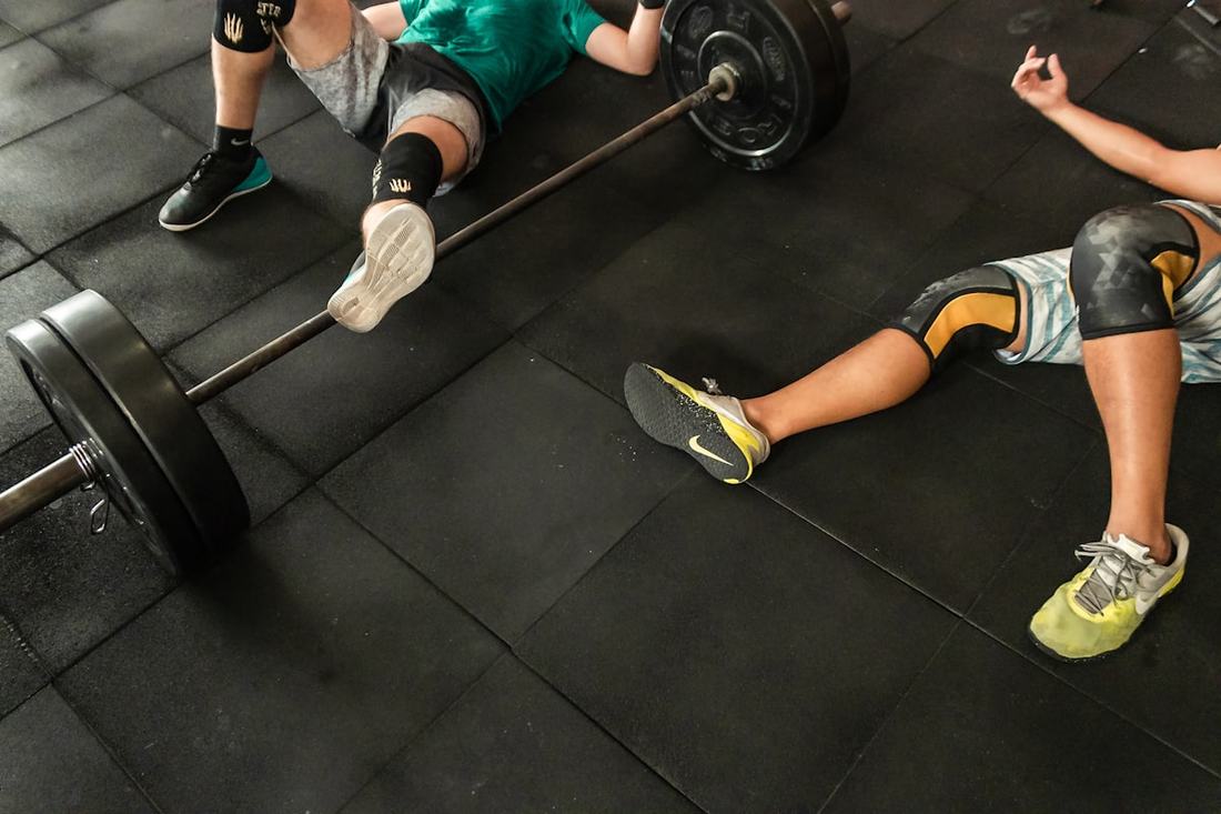 Personal Trainer beim Training im Fitnessstudio