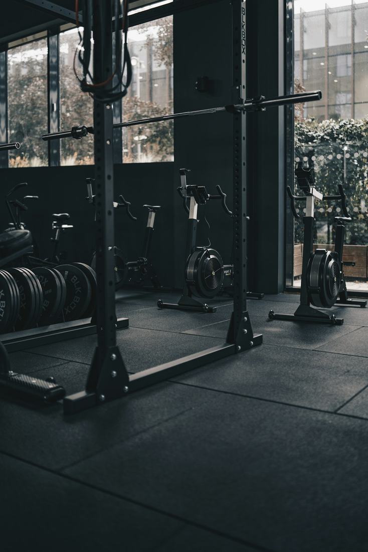 Modernes Fitnessstudio mit Trainingsgeräten