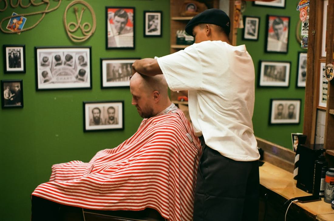 Moderner Friseursalon mit Kunde