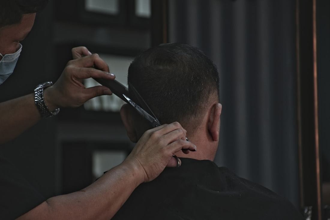 Friseur beim Haareschneiden