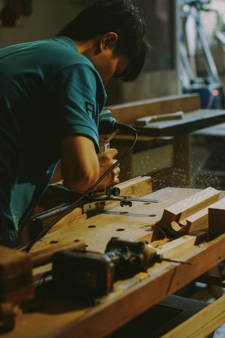Handwerker bei der Arbeit mit Werkzeug