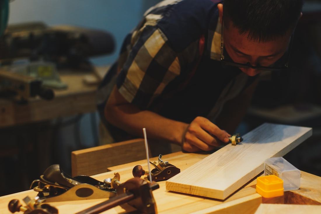 Handwerker bei der Arbeit in der Werkstatt